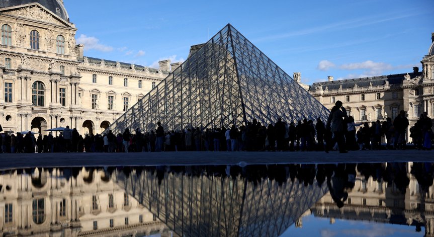 Обирът в Лувъра: 30 секунди не стигнали на полицията да хване крадците