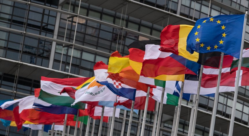 Европарламентът иска регулиране на онлайн платформите