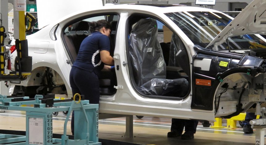 BMW цели ръст на продажбите на електромобили