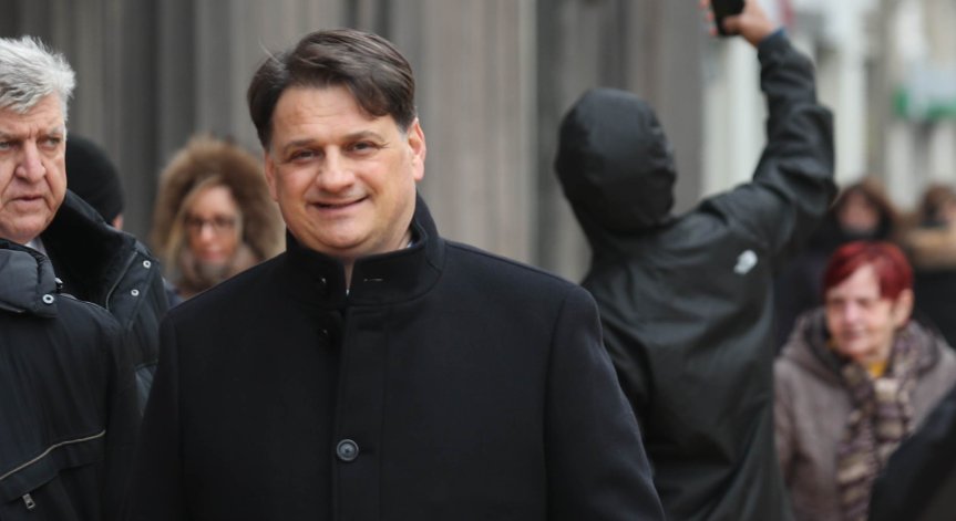 Министър Бачев продължава да играе в постановка на арестувания Росен Белов