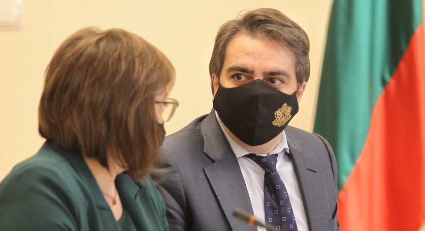 Асен Василев с отстъпка: Вдигането на максималния осигурителен доход се отлага