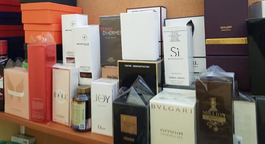 Полицаи спипаха стотици фалшиви дрехи, аксесоари и парфюми на известни марки
