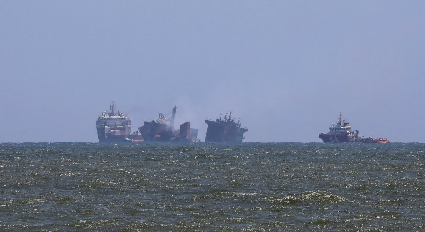 Опасност от екологична катастрофа в Шри Ланка - кораб с опасни химикали потъва 