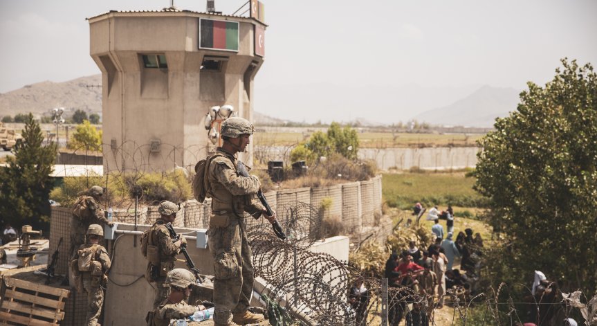 Евакуират американци с хеликоптери от Кабул,  достигането до летището носи рискове