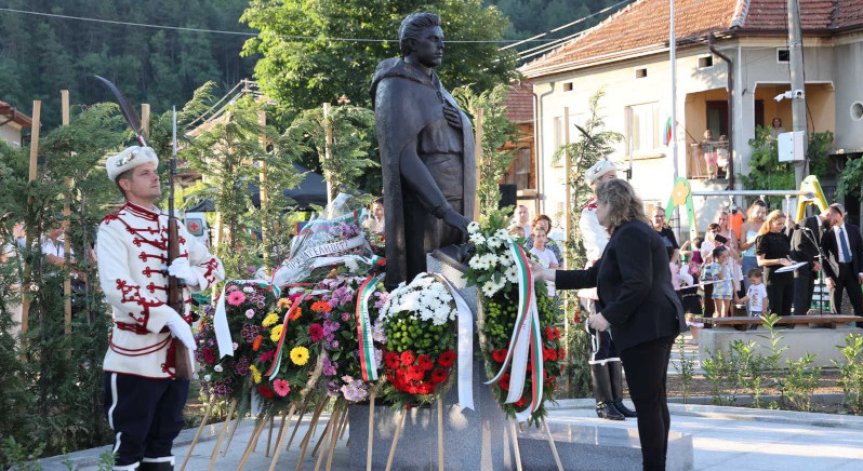 Инициативата за изграждането на паметника е на кмета на община Етрополе Владимир Александров.