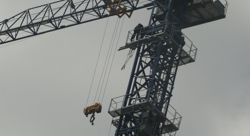 Тежки строителни материали падат от необезопасен строеж в София