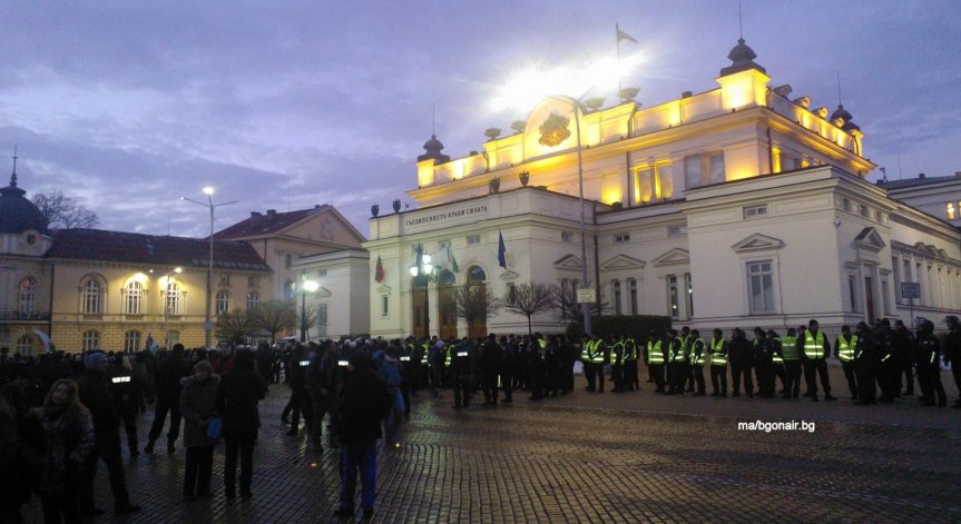 Десет души са задържани от началото на протеста пред НС