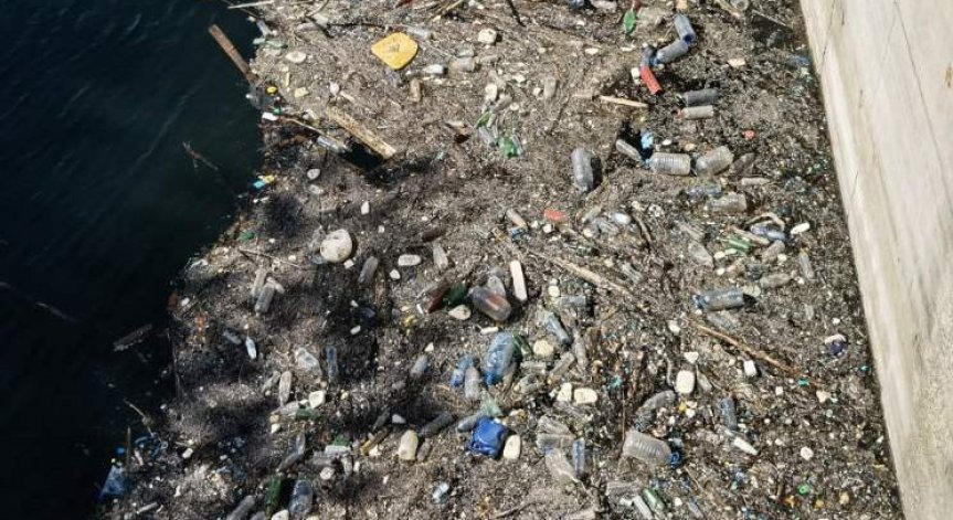Helpbook: Огромно количество бутилки и отпадъци плават по язовир Въча