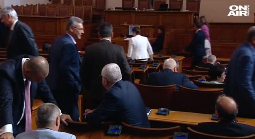 Въпреки оставките, Нанков и Радев се явиха на парламентарен контрол