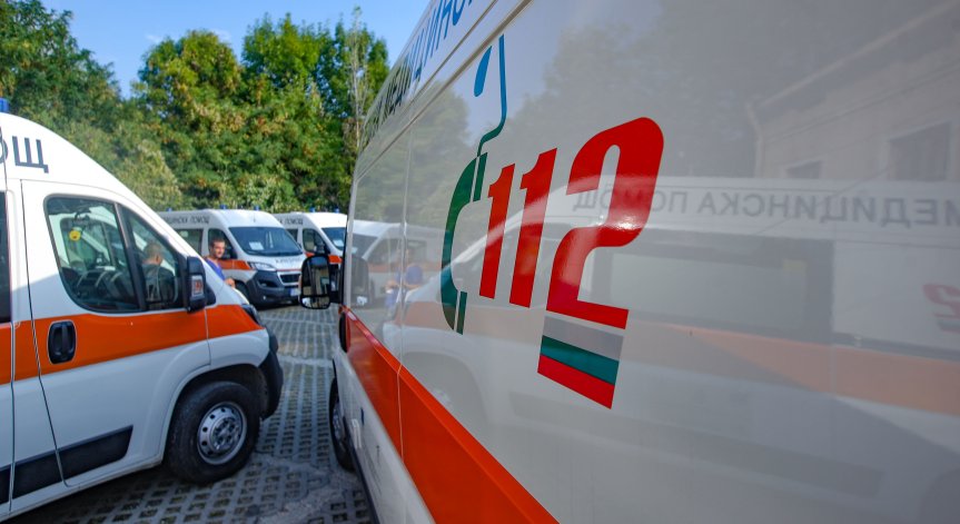 Установена е фрактура единия крак и контузия на главата.