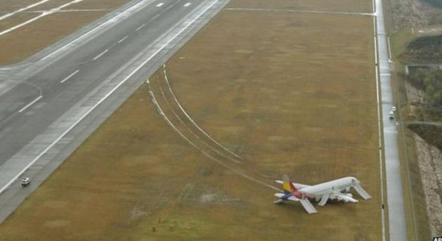 Над 20 пътници ранени при твърдо кацане на Asiana Airlines QZ162 в Япония