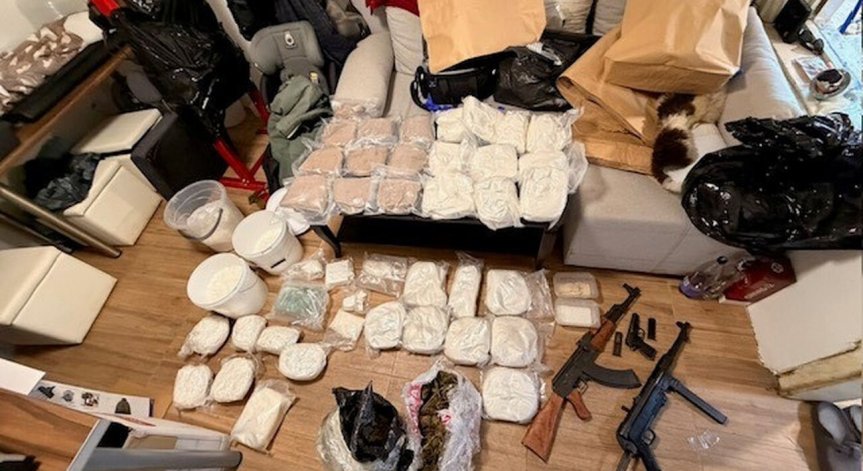 Автомати, фентанил и MDMA - полицията удари наркобанда в София