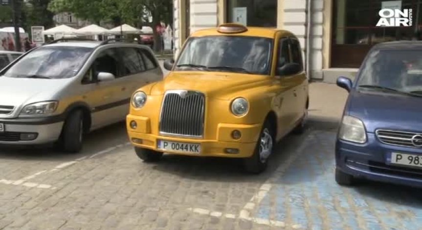 Уникално лондонско такси внесе английска атмосфера в Русе