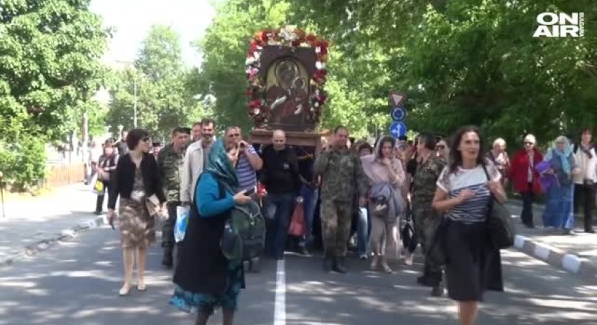Хиляди се помолиха на чудотворната икона на Св. Богородица от Рибната църква