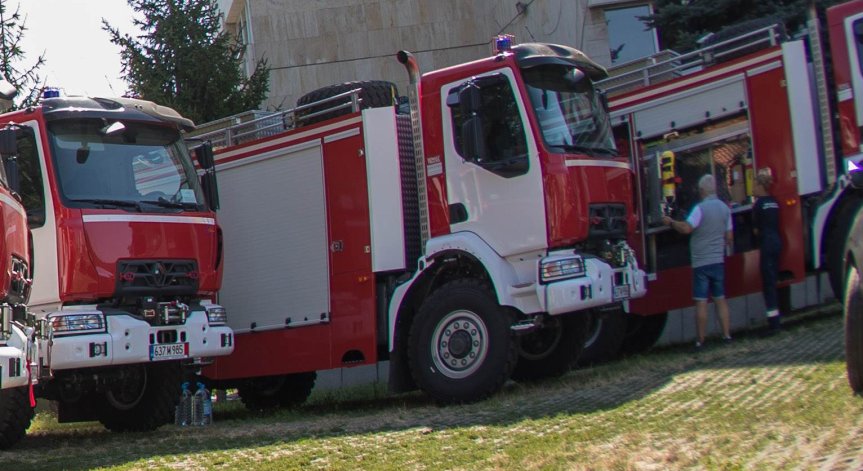 Причините за пожара все още се разследват.