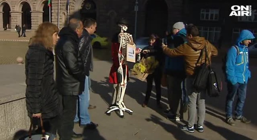 Пациенти с ревматични заболявания излязоха на протест пред МС