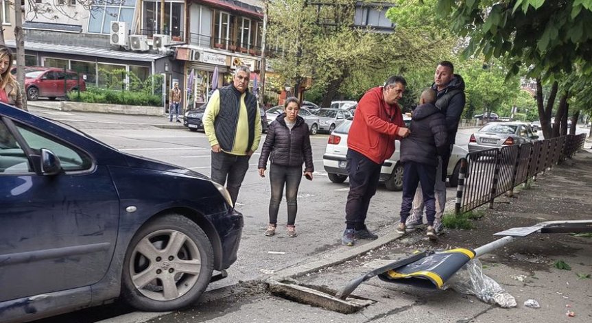 10-годишен подкара кола и я заби в автобусна спирка в София