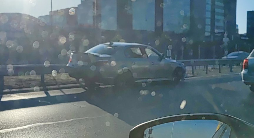 На място има автомобил на полицията.