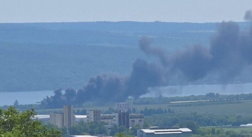 Пожар избухна в депо за гуми край Варна