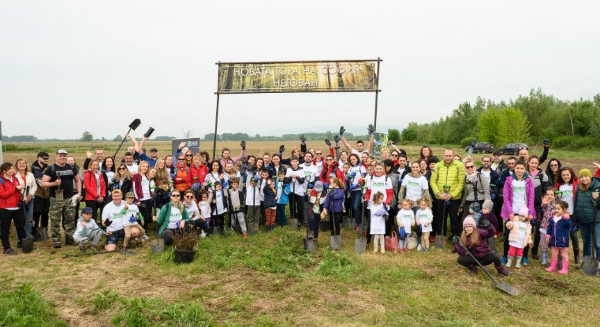 Доброволци от Пощенска банка засадиха 1300 нови фиданки в района на село Негован