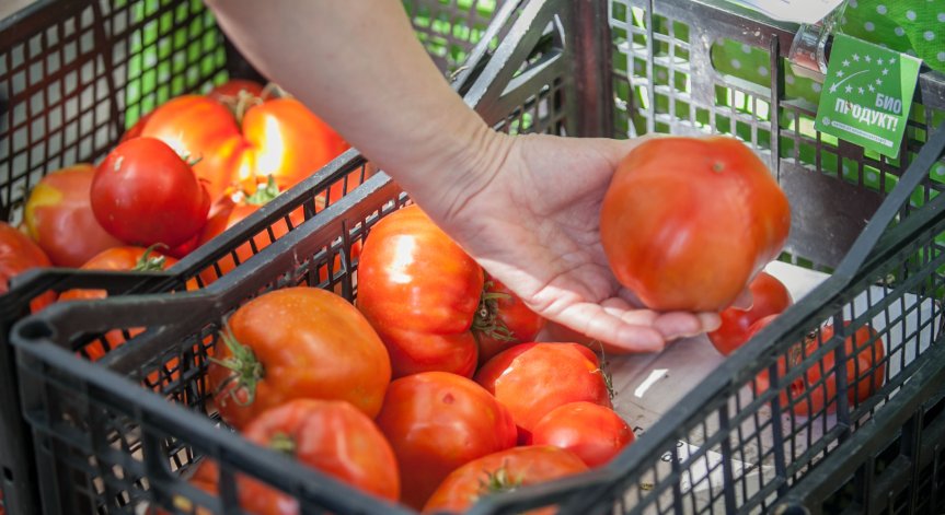 Цените на някои основни хранителни стоки бележат лек спад през седмицата
