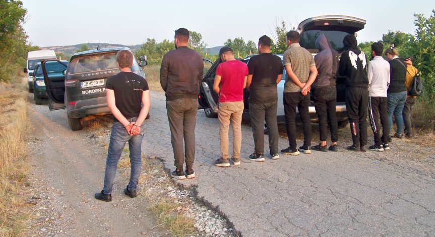 Гонка на пътя и арест на каналджия заедно с 9 нелегални мигранти