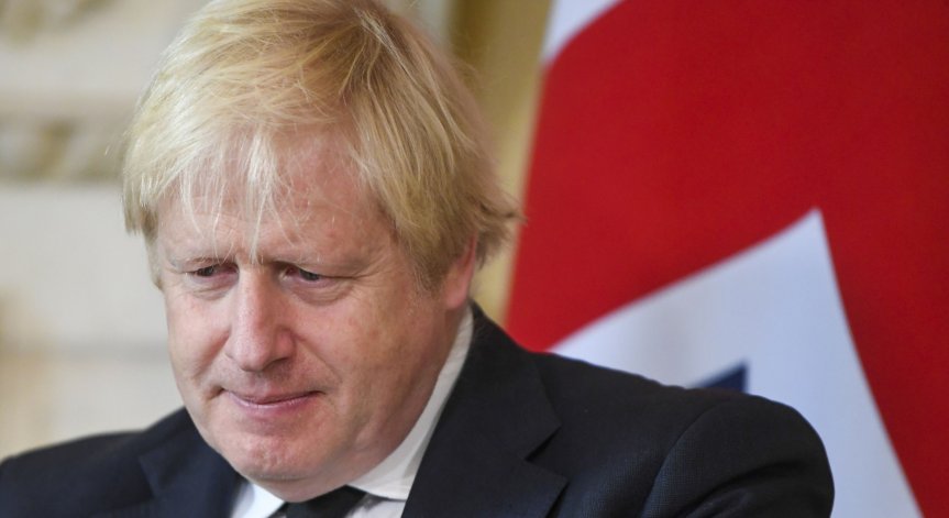 Великобритания въвежда нови мерки в опит да укроти Омикрон