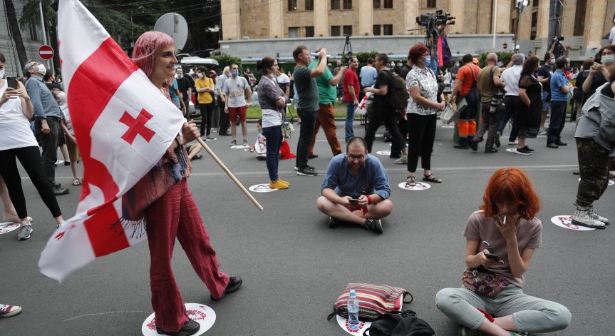 Водни оръдия и сълзотворен газ срещу протестиращите в Грузия
