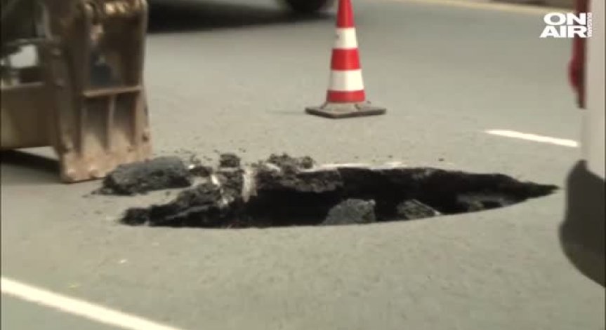 Огромна дупка зейна в асфалта пред Софийската опера