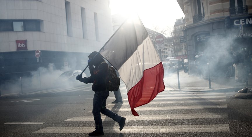 Френското правителство отлага спорните промени в пенсионната реформа