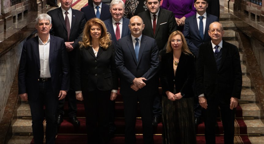 Радев: Агресивната и некомпетентна политика е опасна за бъдещето на България