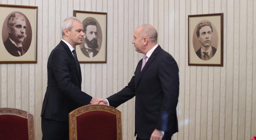 КС образува дело заради отхвърления референдум на Радев за еврото