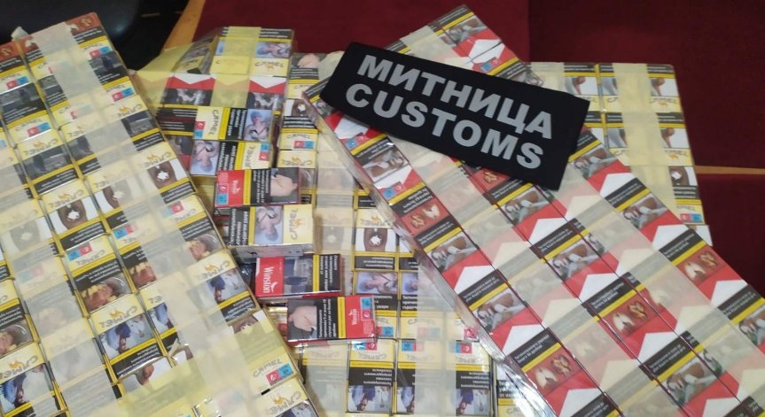 Митничари задържаха близо 2000 кутии с цигари, укрити в тайник на микробус