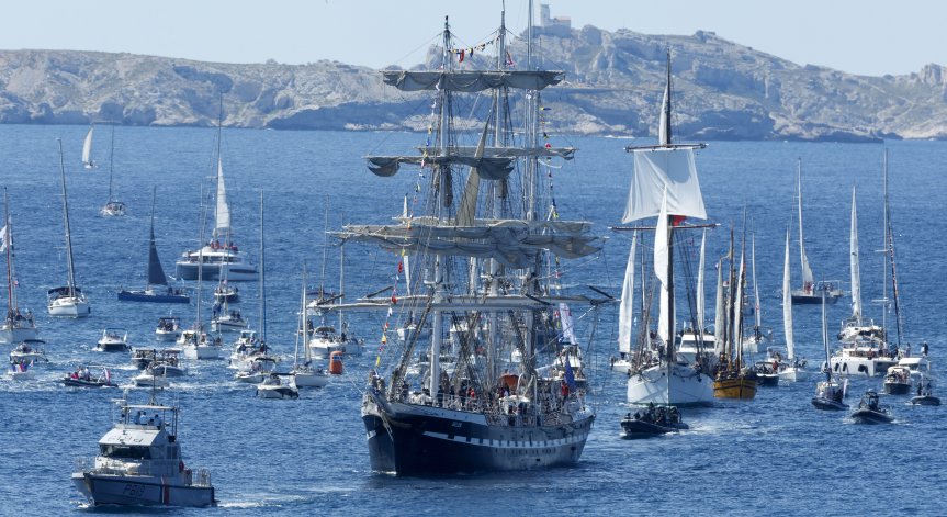 Флотилия от 1000 кораба посрещна олимпийския огън в Марсилия