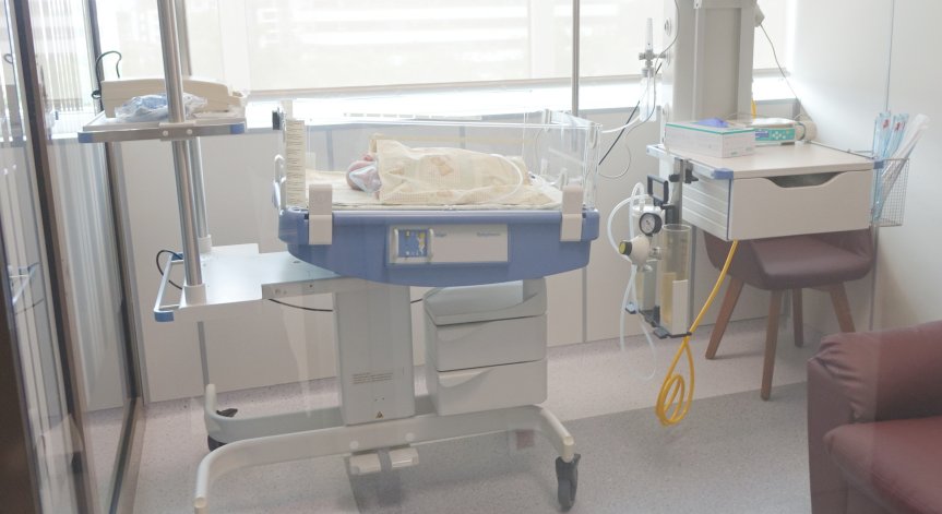 Лекари спасиха живота на новородено на 22 дни с тежки усложнения от коклюш