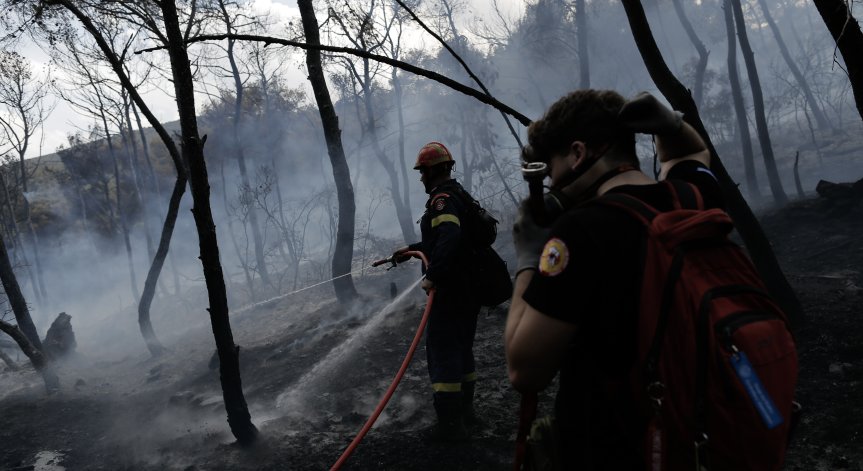 Градушка попиля Халкидики, мълнии продължават да предизвикват пожари в Атика