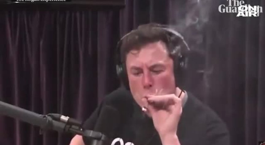 Акциите на Tesla поевтиняха след видео, в което Мъск пуши марихуана