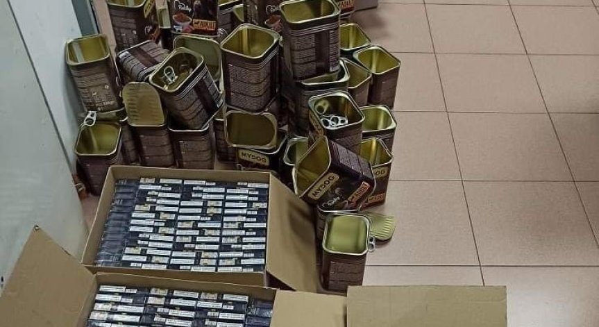 Митничари откриха цигари, дегизирани като консерви с кучешка храна