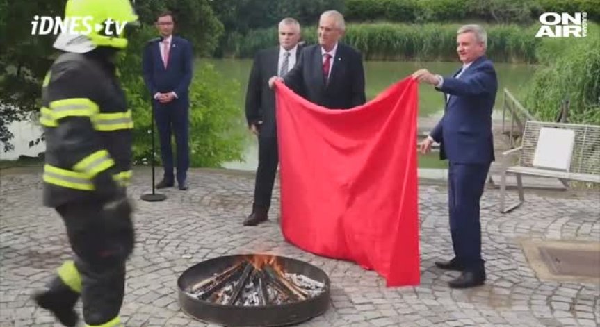 Чешкият президент развя горящи червени гащи пред стъписани журналисти!