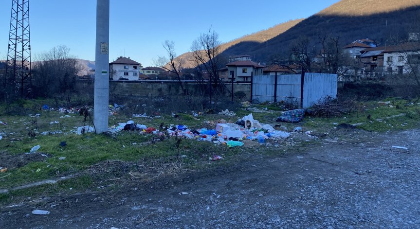 Незаконно сметище около бреговете на река Вит край с. Гложене