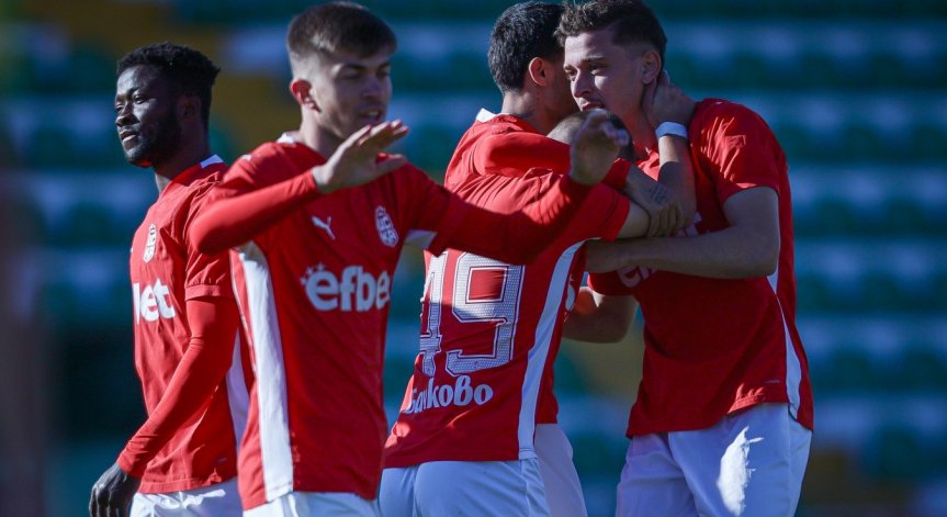 Твърдо сме ангажирани с издигането на репутацията на клуба, пише още в съобщението.