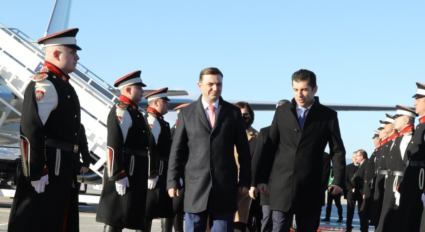Буяр Османи посрещна Кирил Петков в Скопие, премиерът е изпълнен с решимост