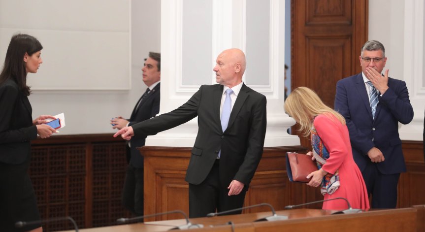 Тагарев: Ще продаваме директно въоръжение на Украйна, но ще има и за нас