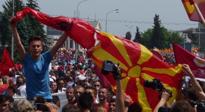 Митингът в Скопие приключи, но хората остават на площада