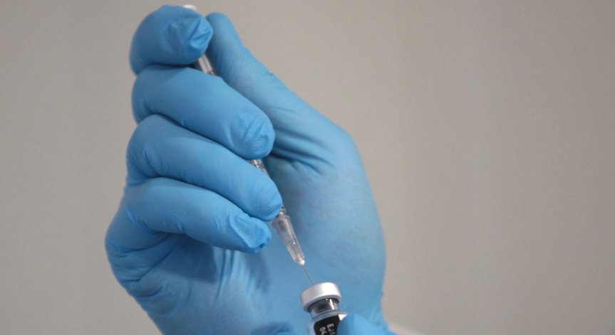 Арестуваха антиваксър - сложил си изкуствена ръка за ваксинацията