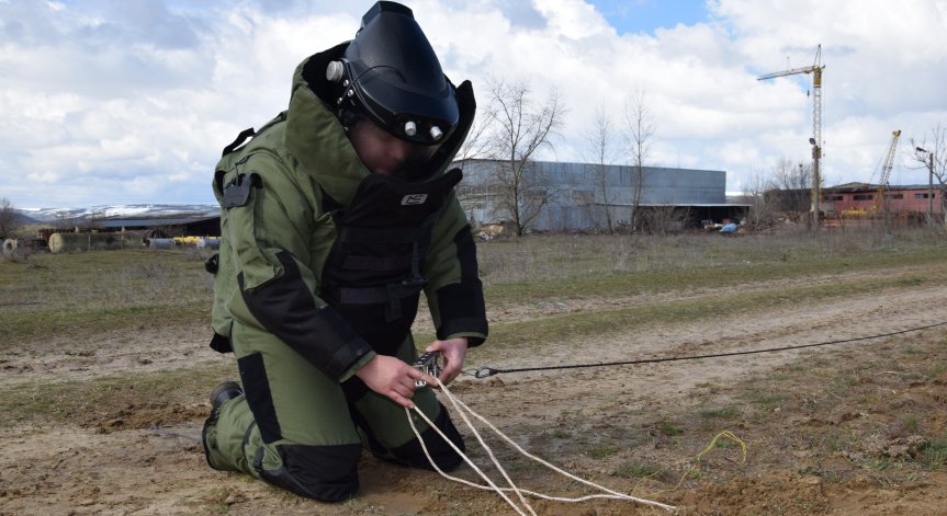 Военнослужещи унищожиха боеприпаси, открити в различни райони на страната