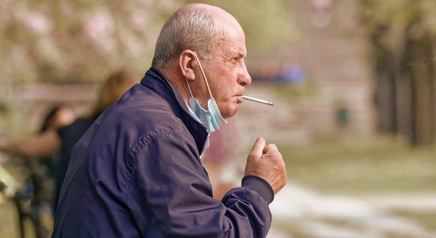 Пушенето на цигари с маска е двойно по-вредно