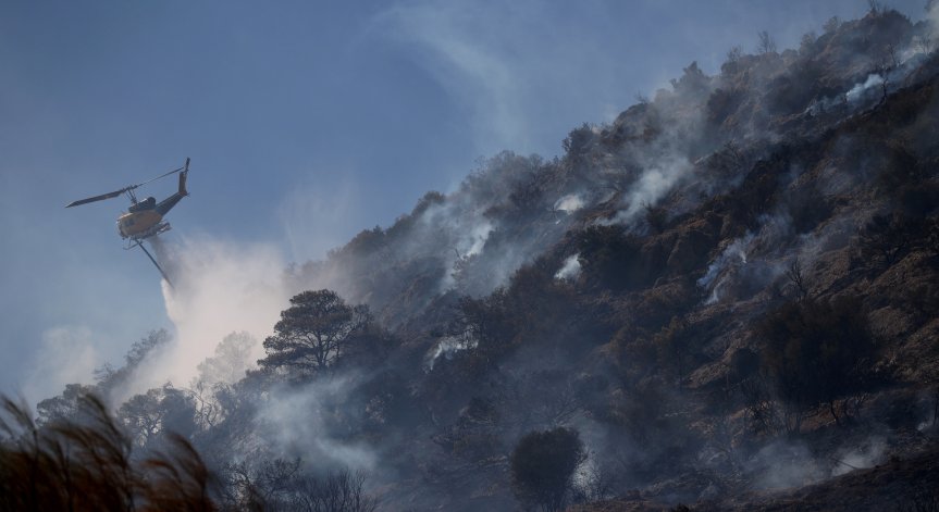 Пътната полиция отклонява движението в района.
