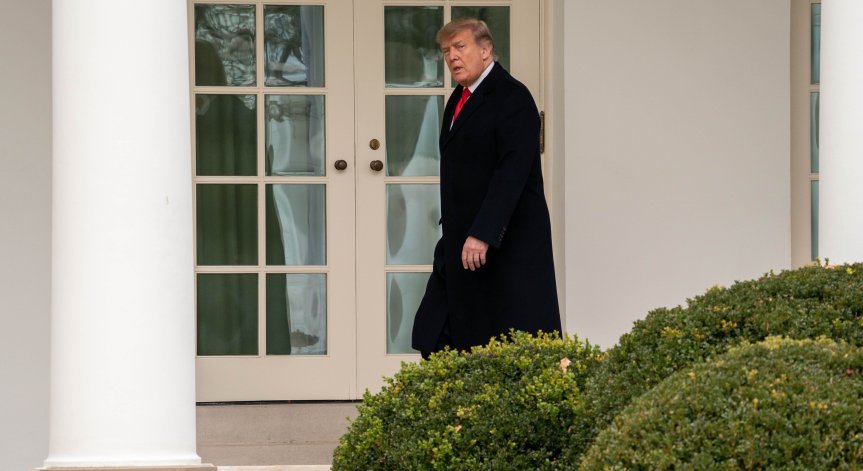 Тръмп удължи забраната за зелените карти и работни визи