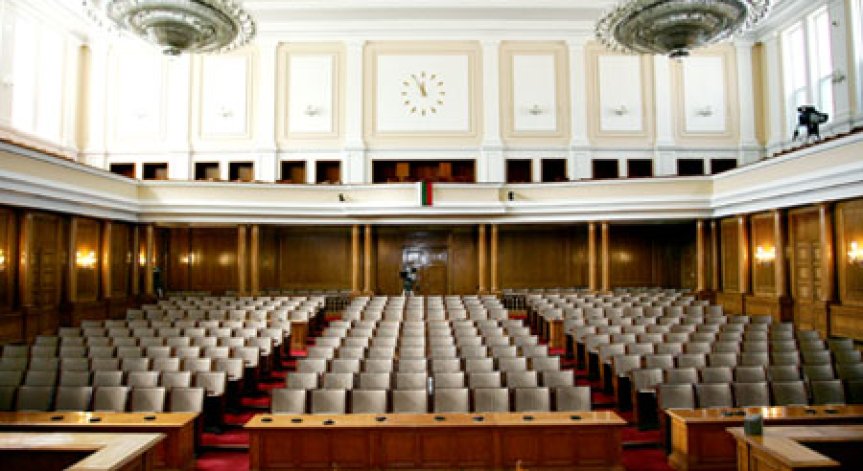 Парламентът заседава извънредно днес